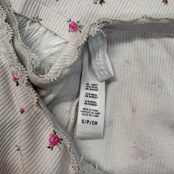 SKIMS Floral White and Pink Sleepwear Set - Picture 4 of 5